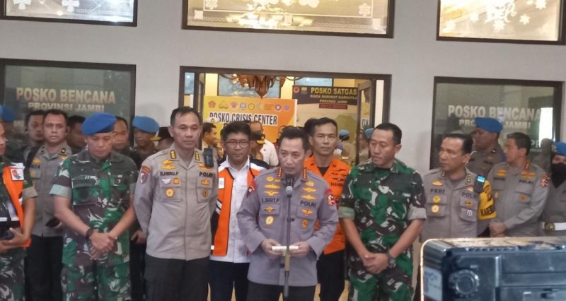 Kapolri Jenderal Listyo Sigit (tengah) saat memberikan keterangan tentang insiden jatuhnya helikopter yang ditumpangi Kapolda Jambi, Selasa (21/2/2023).