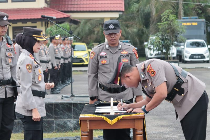 Kapolres Tebo, AKBP Fitria Mega M.P.si P.si memimpin pelaksanaan upacara serah terima Jabatan (Sertijab).