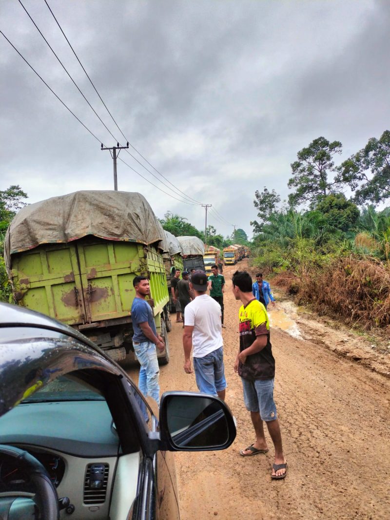 Jalan yang rusak di kecamatan muara Tabir 