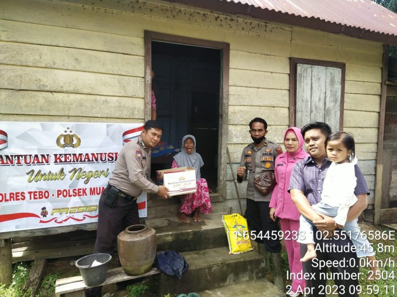 Kapolsek Muara Tabir Ipda Trisman beserta istri dan anggota saat memberikan Bantuan Sembako