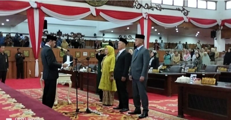Ketua DPRD Provinsi Jambi Edi Purwanto resmi melantik tiga anggota DPRD Provinsi Jambi yang menjadi Pergantian Antar Waktu (PAW).