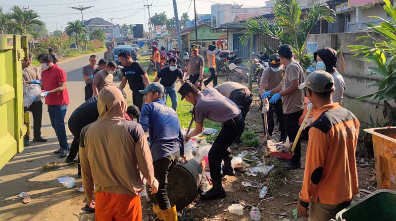 Personel Polres Tanjung Jabung Timur bersama masyarakat saat Bersihkan Sampah di TPS di wilayah kawasan Kec. Sabak Barat, Kab. Tanjab Timur, Kamis (13/7/2023).