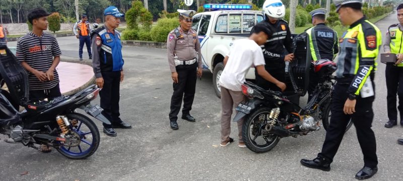 Satlantas Polres Tebo Razia Sepeda Motor Knalpot Blong dan Balapan liar di komplek Perkantoran Bupati