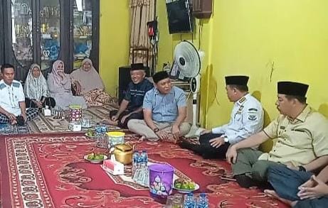 Pj Bupati Merangin H Mukti Said bersama Gubernur Jambi DR. H. Al Haris nyelawat Almarhum Kepala Desa Limbur Merangin  Fahrudin bin Hasan, yang meninggal pada Jumat 22 September 2023 lalu