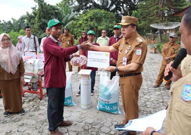 Pj Bupati Merangin H Mukti menyalurkan bantuan Alat dan mesin pertanian (Alsintan) kepada sejumlah kelompok tani dari sejumlah kecamatan dalam Kabupaten Merangin, Selasa (21/11/2023).