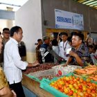 Presiden Joko Widodo (Jokowi) berbincang dengan pedagang saat mengunjungi Pasar Rakyat Merangin, Kabupaten Merangin, Jambi, Rabu, 3 April 2024. Foto Biro Pers Sekretariat Presiden 