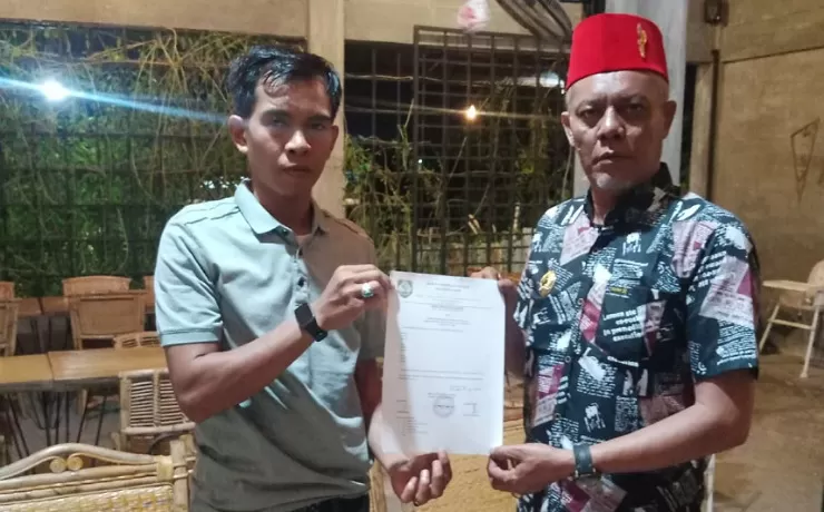 Ketua DPD WBI Provinsi Jambi Ardi Harmaini menyerahkan mandat kepada calon sekretaris Jenderal WBI DPC Kabupaten Tebo Salpandri (dok. DPD WBI Provinsi Jambi )