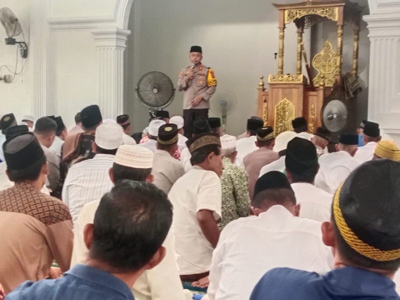 AKBP Singgih Hermawan S.I.K M.A.P melaksanakan Sholat Jumat berjama'ah di Masjid Darunnajah Desa Peninjauan Kecamatan Maro Sebo Ulu Kabupaten Batanghari