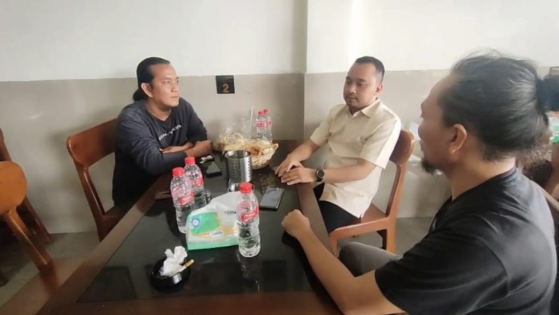 Khalis Mustiko, SH ( Tengah ) Bersama Pendamping SAD.foto ist