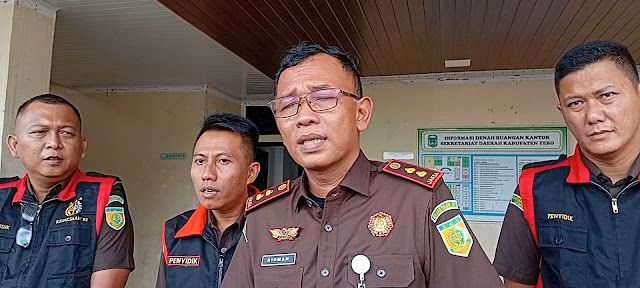 Kajari Tebo Ridwan Ismawanta, memberikan keterangan terkait  penggeledahan di Ruang Pokja ULP dan Kantor Dinas Perindagkop dan UMKM Kabupaten Tebo.( Ist )