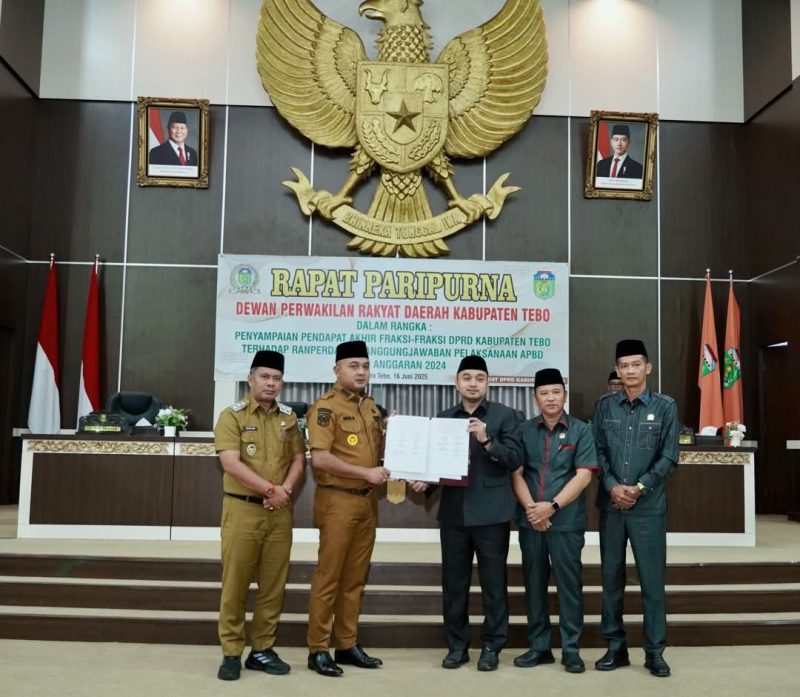 Bupati Tebo Agus Rubiyanto menyerahkan Pertanggungjawaban Pelaksanaan APBD Tahun Anggaran 2024.(INJ)