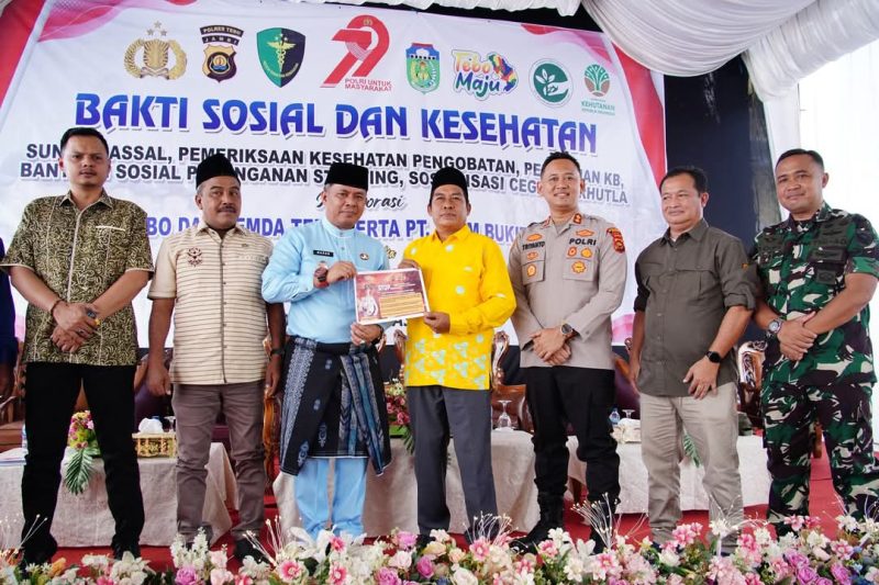 Wakil Bupati Tebo Nazar Efendi, S.E., M.Si. bersama Kapolres Tebo AKBP Triyanto, S.Ik., M.H., General Manager PT ABT, serta unsur Forkopimda dan tamu undangan berfoto bersama usai penyerahan simbolis materi sosialisasi cegah karhutla dalam kegiatan Bakti Sosial dan Kesehatan peringatan Hari Bhayangkara ke-79 di Polsek VII Koto Ilir, Kamis (26/6/2025).Foto ist.
