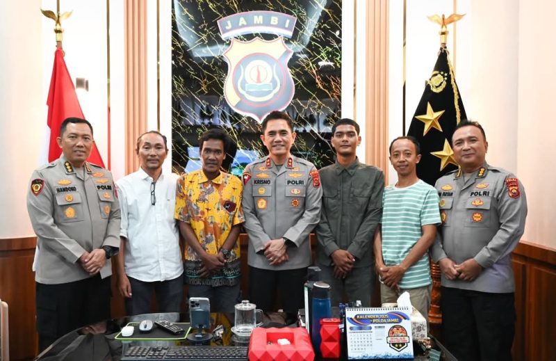 Kapolda Jambi, Irjen Pol. Krisno Halomoan Siregar, menerima kunjungan silaturahmi dari perwakilan Suku Anak Dalam (SAD) Malenggang yang dipimpin oleh Syahrial, didampingi pemuda SAD Muhammad Rimba Alaska dan guru pendamping Ahmad Yusuf, di ruang kerja Kapolda Jambi, Kamis (26/06/2025).Foto Rumah Seni Budaya Tebo 