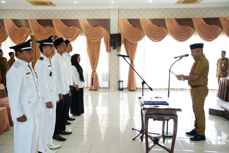 Bupati Tebo, Agus Rubiyanto, S.E., M.M., memimpin pengambilan sumpah jabatan Penjabat Kepala Desa dan Anggota BPD Pengganti Antar Waktu (PAW) di Pendopo Rumah Dinas Bupati Tebo, Senin (30/6/2025).