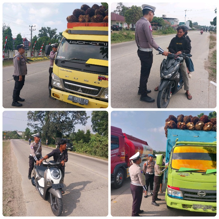 Petugas Satlantas Polres Tebo bersama personel DLH dan Perhubungan Tebo melakukan penindakan dan edukasi kepada pengendara roda dua dan roda empat dalam pelaksanaan Operasi Patuh Siginjai 2025 di Jalan Lintas Jambi–Bungo, Minggu (20/7/2025). Operasi menyasar pelanggaran kasat mata seperti tidak memakai helm, pelat nomor tidak standar, dan muatan kendaraan yang berlebihan.(Istimewa)