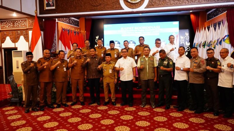 Gubernur Jambi Dr. H. Al Haris, M.H bersama Kepala Staf Kepresidenan RI Letjen TNI (Purn.) A.A.M. Putranto, Bupati Tebo Agus Rubiyanto, S.E., M.M., serta para kepala daerah, Forkopimda, dan pejabat terkait berfoto bersama usai Rapat Koordinasi Persiapan Satgas Karhutla dan Tata Kelola Energi di Auditorium Rumah Dinas Gubernur Jambi, Senin (7/7/2025).