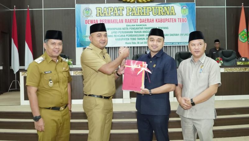 penyerahan dokumen Ranperda oleh Bupati Tebo kepada pimpinan DPRD sebagai tanda dimulainya proses pembahasan secara formal di lembaga legislatif.(INJ/Ist)