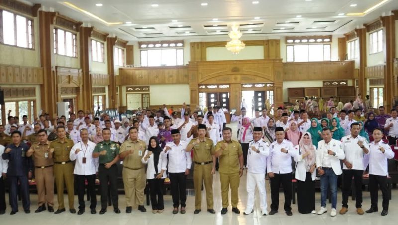 Sekretaris Daerah Kabupaten Tebo, Dr. Sindi, bersama Asisten I Setda Provinsi Jambi, Arif Munandar, Ketua APDESI Provinsi Jambi, unsur Forkopimda, dan para peserta dari kabupaten/kota se-Provinsi Jambi berfoto bersama usai pembukaan Rakerda APDESI Provinsi Jambi Tahun 2025 di Aula Utama Kantor Bupati Tebo, Selasa (08/07/2025).