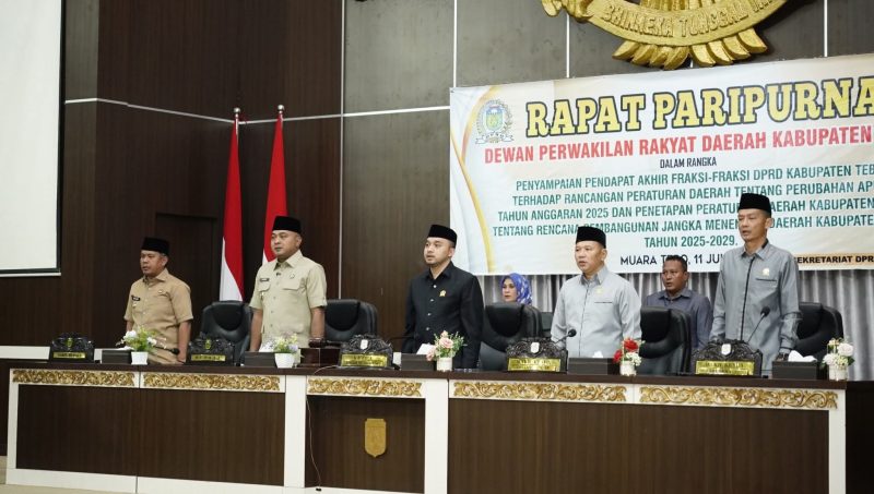 Bupati Tebo Agus Rubiyanto bersama Wakil Bupati Tebo Nazar Efendi dan Unsur Pimpinan DPRD Kabupaten Tebo menghadiri Rapat Paripurna penyampaian pendapat akhir fraksi-fraksi DPRD terhadap Ranperda Perubahan APBD 2025 dan penetapan Perda RPJMD 2025–2029, di Aula Utama DPRD Kabupaten Tebo, Jum’at (11/7/2025).