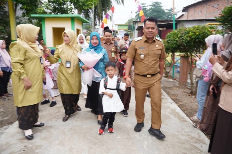 Wakil Bupati Tebo, Nazar Efendi, S.E., M.Si, didampingi para guru dan orang tua, mengantar siswa di hari pertama sekolah dalam kegiatan Gerakan Hari Pertama Sekolah Bersama Ayah di TK Islam Al Washliyah, Senin (14/7/2025).