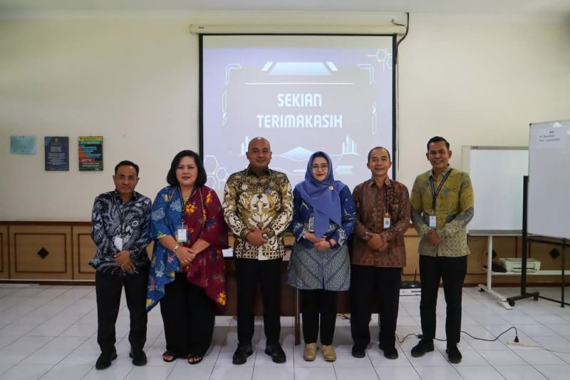 Bupati Tebo, Agus Rubiyanto, S.E., M.M., berfoto bersama dengan peserta dan tim penilai usai Seminar Proyek Perubahan dalam rangka Pelatihan Kepemimpinan Nasional (PKN) Tingkat II Angkatan XI Tahun 2025 yang digelar di Badan Pendidikan dan Pelatihan, Yogyakarta, Senin (14/7/2025). Seminar ini diikuti oleh pejabat eselon II dari Kabupaten Tebo yang mempresentasikan inovasi proyek perubahan sebagai bagian dari reformasi birokrasi.(INJ/Ist)