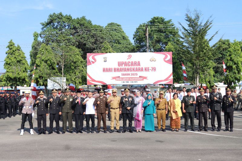 Forkopimda Kabupaten Tebo bersama Kapolres Tebo AKBP Triyanto, S.I.K., S.H., M.H., Ketua Bhayangkari Cabang Tebo, Ketua TP PKK Kabupaten Tebo, dan tamu undangan berfoto bersama usai upacara peringatan Hari Bhayangkara ke-79 di Lapangan Mapolres Tebo, Selasa (1/7/2025).