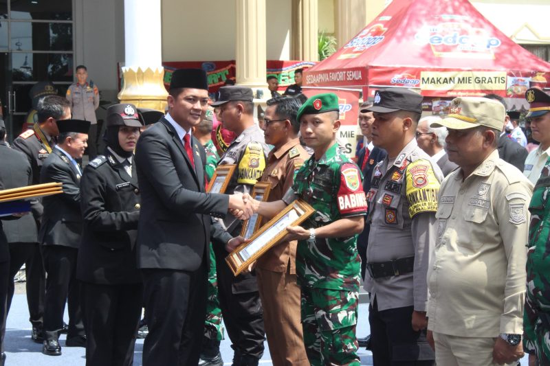 “Momen penyerahan penghargaan kepada Babinsa Kodim 0416/Bungo Tebo yang sukses harumkan nama satuan di tingkat Provinsi.” (INJ/Ist)