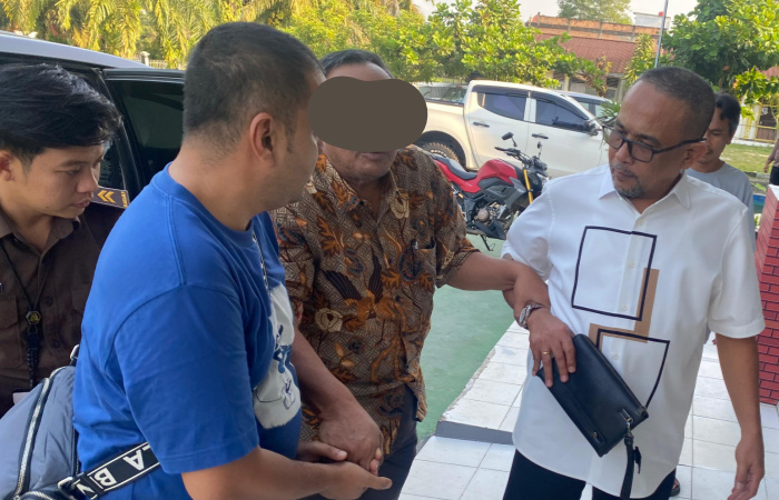 Terpidana H. Is saat tiba di Kantor Kejaksaan Negeri Tebo untuk menjalani eksekusi putusan Mahkamah Agung terkait kasus tindak pidana korupsi proyek peningkatan jalan Simpang Logpon–Padang Lamo–Tanjung, Selasa (1/7/2025). Eksekusi berlangsung aman dan disaksikan oleh penasihat hukum serta jajaran Kejari Tebo.(INJ/Ist).