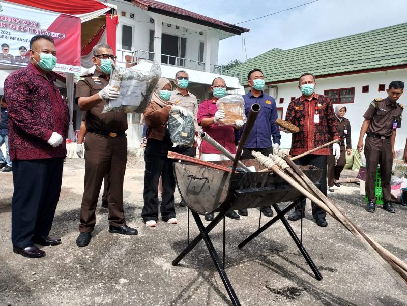 Kepala Kejaksaan Negeri Merangin, Bintang Latinusa, bersama perwakilan dari Polres Merangin, Pengadilan Negeri Bangko, Dinas Kesehatan, dan LBH Peradi saat memusnahkan barang bukti perkara pidana umum yang telah berkekuatan hukum tetap, Kamis (3/7/2025). Barang bukti dimusnahkan dengan cara dibakar di halaman belakang kantor Kejari Merangin.(INJ/Ist)