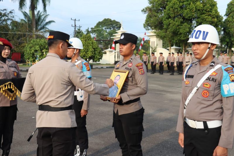 Kapolres Tebo AKBP Triyanto, S.I.K., S.H., M.H. secara simbolis mencoret foto personel yang diberhentikan tidak dengan hormat (PTDH) dalam upacara yang digelar di Lapangan Hitam Mapolres Tebo, Kamis (3/7/2025) pagi. Upacara ini diikuti seluruh personel sebagai bentuk penegakan disiplin dan kode etik profesi Polri.(INJ/Ist)