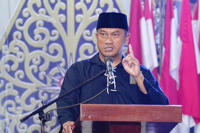 Komandan Kodim 0416/Bungo Tebo, Letkol Inf Dedy Pungky Irawanto, S.I.P., M.I.Pol., memberikan sambutan saat menghadiri acara pengesahan warga baru Persaudaraan Setia Hati Terate (PSHT) Cabang Tebo Tahun 2025 di Padepokan PSHT, Desa Rimbo Mulyo, Kecamatan Rimbo Bujang, Kabupaten Tebo, Kamis malam (4/7/2025).