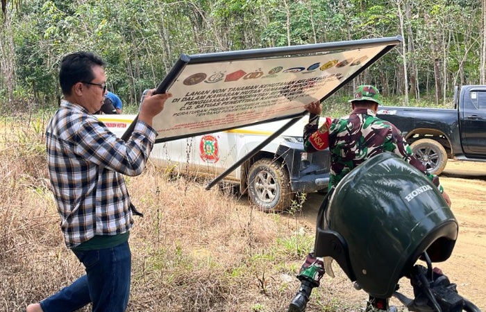 Petugas Satgas Penertiban Kawasan Hutan (PKH) bersama aparat TNI memasang papan segel di area konsesi PT ABT yang diduga melanggar izin pemanfaatan kawasan hutan, Sabtu (5/7/2025).