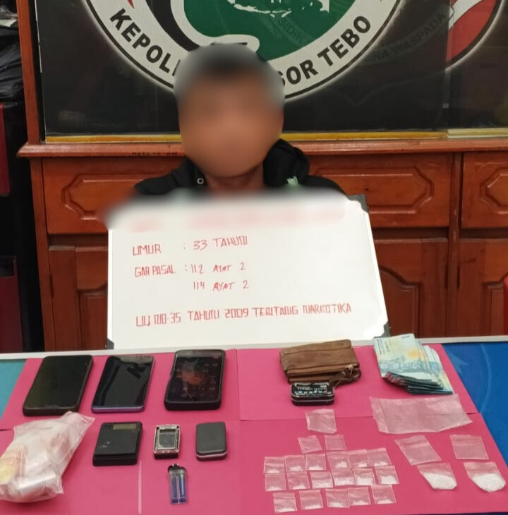 Tersangka WW (33), warga Kecamatan VII Koto, saat diamankan di Mapolres Tebo bersama barang bukti yang disita oleh petugas.(INJ/Ist)