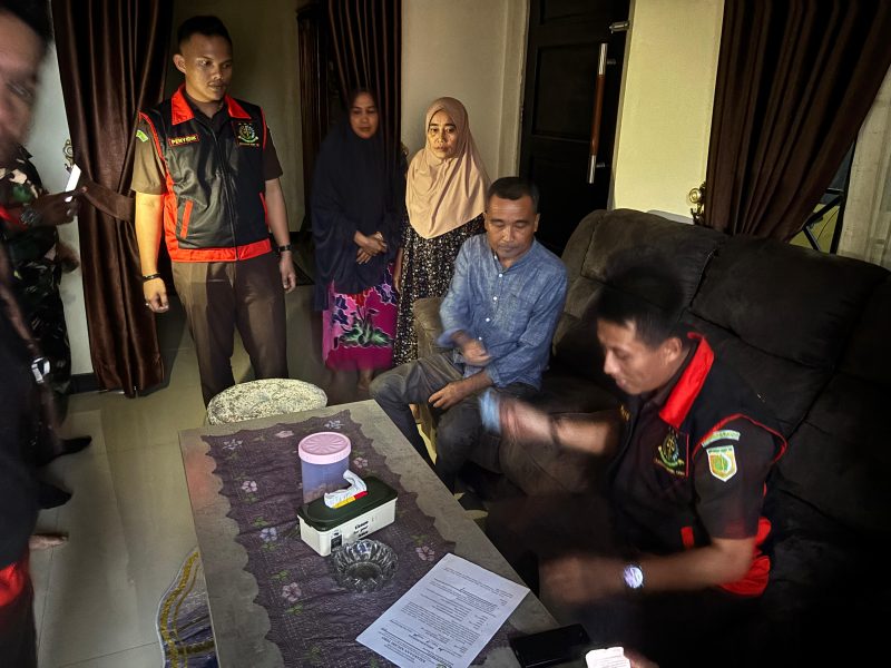 Tim Kejaksaan Negeri Tebo saat melakukan penggeledahan di rumah tersangka kasus korupsi proyek pasar, Kecamatan Serai Serumpun.(INJ/Ist)