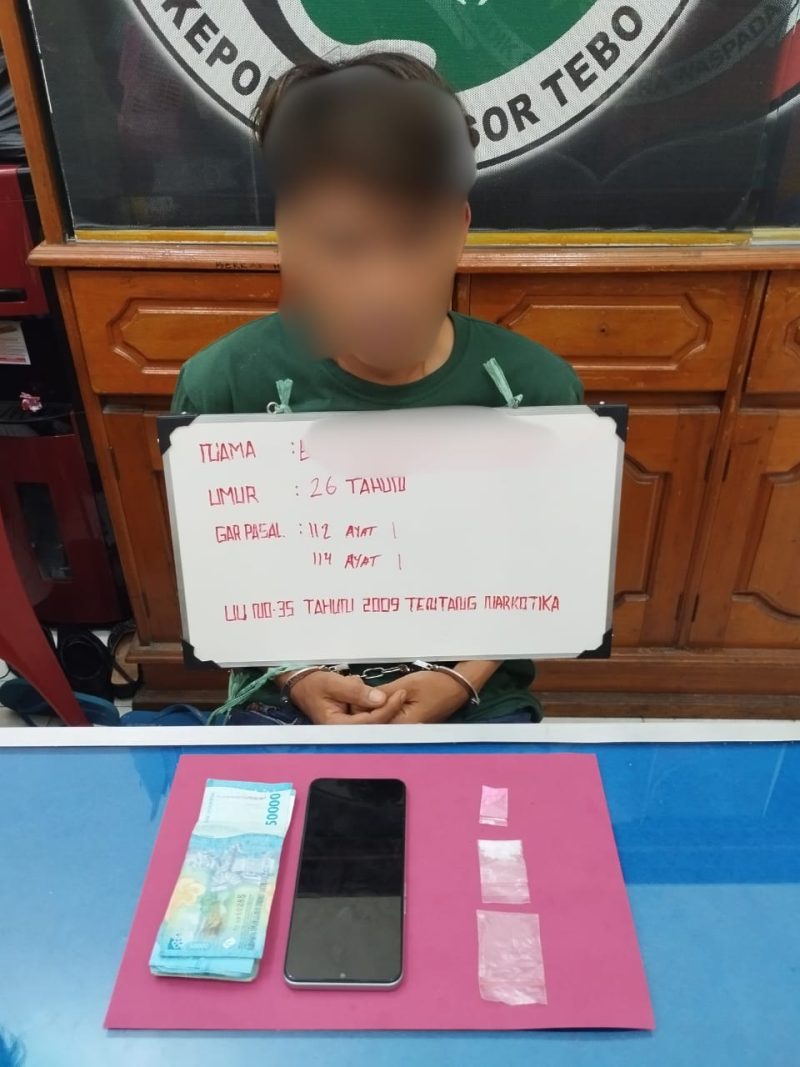 Tersangka ES (26) asal Kabupaten Bungo beserta barang bukti sabu, inex, uang tunai, dan ponsel saat diamankan di Mapolres Tebo.(INJ/Ist)