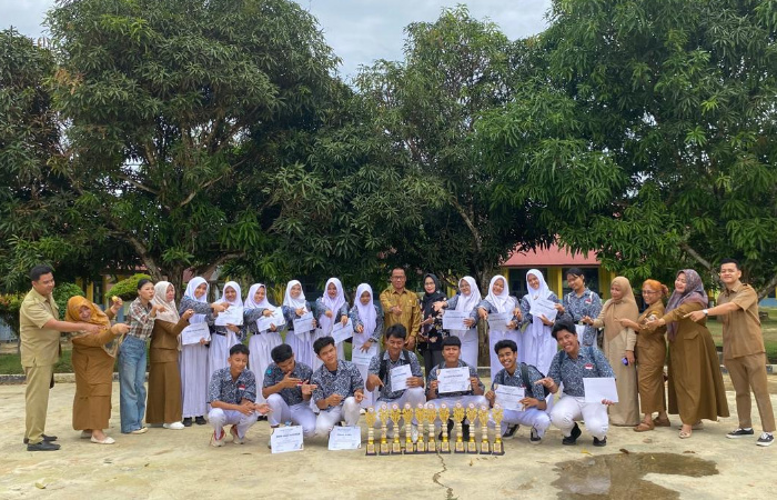 Tim SMAN 3 Tebo foto bersama usai meraih 11 gelar juara dalam Festival dan Lomba Seni Siswa Nasional tingkat kabupaten.(INJ/Ist)