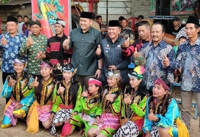 Bupati Merangin H M Syukur dan Wakil Bupati H A Khafidh berfoto bersama para penari Kuda Lumping dan tokoh masyarakat pada acara Syukuran HUT ke-39 Seni Tari Kuda Lumping Panji Saputro dan Grebek Syuro di Desa Tanah Abang, Kecamatan Pamenang, Selasa (8/7/2025).