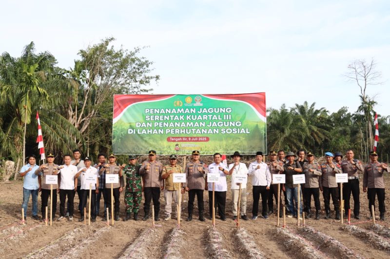 Kapolres Tebo AKBP Triyanto bersama Forkopimda saat melakukan penanaman jagung secara simbolis di Desa Penapalan, Kecamatan Tengah Ilir.(Humas Polres Tebo)