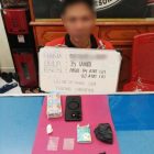 Tersangka kasus dugaan peredaran narkotika berinisial DI (35) berikut barang bukti berupa sabu, pil ekstasi, uang tunai, dan barang lainnya saat diamankan Satresnarkoba Polres Tebo, Rabu (16/7/2025).