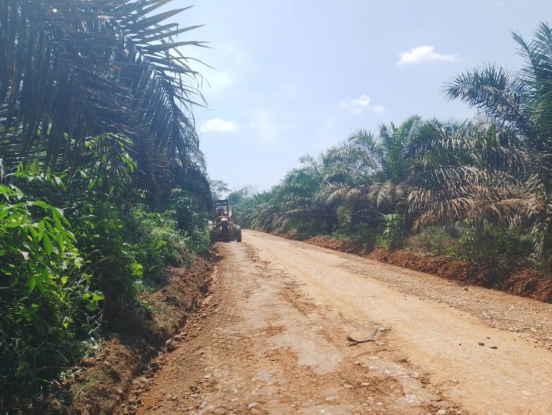 Ruas jalan yang membelah dua desa di dua kabupaten Sarolangun -merangin,mulai di perbaiki.(Istimewa)