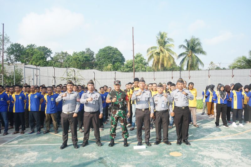 Dandim 0416/Bungo Tebo, Letkol Inf Dedy Pungky Irawanto, S.I.P., M.I.Pol, bersama jajaran petugas Lapas dan warga binaan berfoto bersama usai pelaksanaan upacara pengibaran bendera Merah Putih di Lapas Kelas IIB Muara Bungo, Selasa (22/07/2025). Kegiatan ini merupakan bagian dari pembinaan nasionalisme dan karakter kebangsaan bagi warga binaan.(INJ/Kodim Bute)