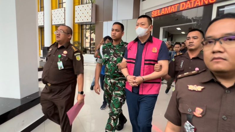 Tersangka BK, Komisaris Utama PT Prosympac Agro Lestari, saat digiring oleh tim penyidik Kejaksaan Tinggi Jambi menuju mobil tahanan, didampingi aparat kejaksaan dan anggota TNI, usai ditetapkan sebagai tersangka kasus dugaan korupsi fasilitas kredit BNI senilai Rp105 miliar.(INJ/Ist)