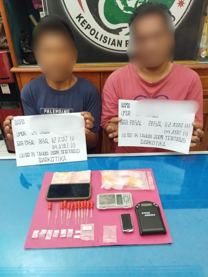 Tersangka EF dan RS diamankan bersama sejumlah barang bukti sabu oleh Satresnarkoba Polres Tebo.(INJ/Ist)