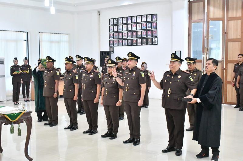 Kepala Kejaksaan Tinggi (Kajati) Jambi Dr. Hermon Dekristo, SH., MH memimpin prosesi pengambilan sumpah jabatan enam pejabat eselon III di lingkungan Kejati Jambi, termasuk pelantikan Dr. Abdurachman, SH., MH sebagai Kepala Kejaksaan Negeri Tebo yang baru, menggantikan Ridwan Ismawanta, SH., MH, Senin (28/7/2025), di Aula Jaksa Agung R. Soeprapto Kejati Jambi.