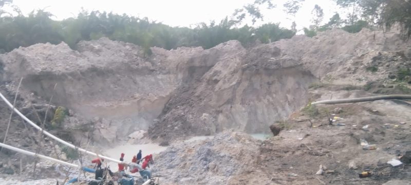 Aktivitas Penambangan Emas Tanpa Izin (PETI) masih berlangsung di kawasan Desa Tambang Baru, Kecamatan Tabir Lintas, Kabupaten Merangin. Terlihat sejumlah pekerja menggunakan alat dompeng di lokasi yang sudah mengalami kerusakan parah.(INJ/Ist)