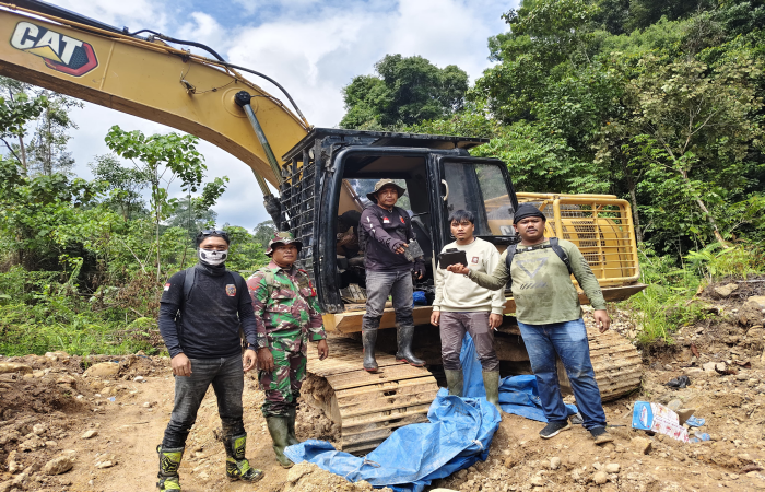Tim gabungan dari Polres Merangin bersama anggota TNI dan perwakilan perusahaan saat mengamankan satu unit alat berat jenis excavator yang ditemukan di lokasi tambang ilegal kawasan Nalo, Merangin, Jambi. Alat tersebut telah dipasangi garis polisi sebagai barang bukti dalam proses penyelidikan.(INJ/Ist)