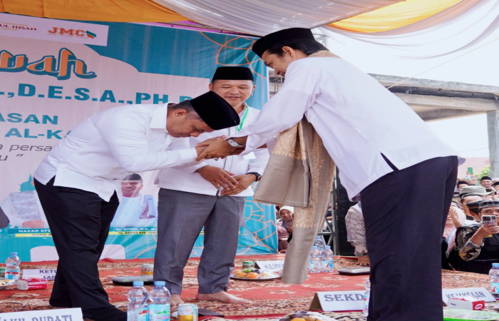 Wakil Bupati Tebo, Nazar Efendi, S.E., M.Si., mencium tangan Ustadz Prof. H. Abdul Somad, Lc., D.E.S.A., Ph.D., sebagai bentuk penghormatan dalam acara Tabligh Akbar di Pondok Pesantren Al Kautsar KM 7, Minggu (27/7/2025).