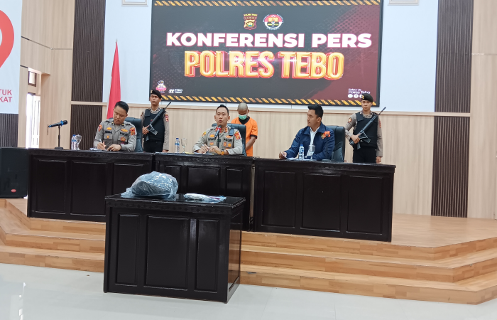 Kapolres Tebo AKBP Triyanto didampingi Kasatreskrim AKP Yoga Darma Susanto dan Kasi Humas Polres Tebo IPDA Ardimal Hagia saat menggelar konferensi pers pengungkapan kasus pembunuhan di Rimbo Bujang, Senin (28/7/2025). Tersangka MSK dan BB turut dihadirkan dalam konferensi pers yang berlangsung di Aula Polres Tebo.(Andrey)