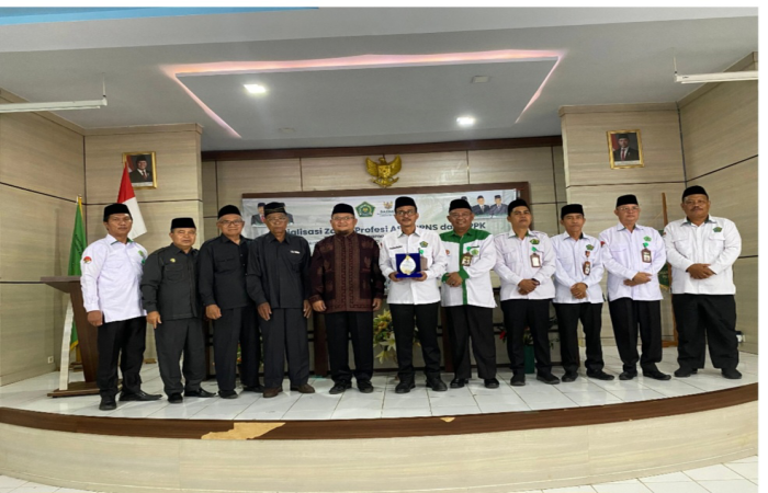 Baznas Kabupaten Tebo bersama Kemenag Tebo berfoto bersama usai kegiatan Sosialisasi Zakat Profesi bagi ASN, CPNS, dan PPPK di Aula Kantor Kemenag Tebo, Senin (28/07/2025). Pada kesempatan tersebut, Baznas menyerahkan plakat penghargaan kepada Kepala Kantor Kemenag Tebo sebagai bentuk apresiasi.(INJ/Ist)