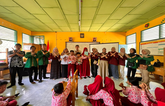 Mahasiswa KKN Posko VII Institut Agama Islam (IAI) Tebo bersama guru dan siswa SD 185/VIII Desa Giriwinagun, Kecamatan Rimbo Ilir, saat kegiatan sosialisasi anti-bullying, Rabu (30/7/2025). Sosialisasi ini bertujuan menumbuhkan kesadaran anak-anak tentang bahaya perundungan di lingkungan sekolah.(INJ/Ist)
